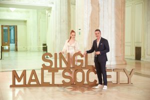 Olimpia Melinte si Petre Fumuru la evenimentul de lansare a comunitatii Single Malt Society din Bucuresti. Comunitatea se adreseaza tuturor pasionatilor de whisky single malt.