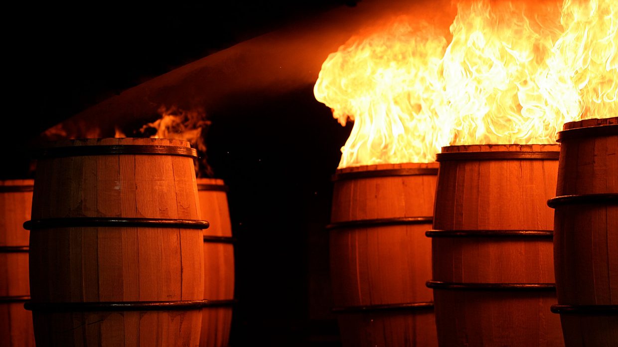 De ce sunt butoaiele de whisky arse și carbonizate?